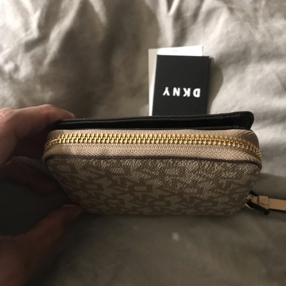 DKNY Logo Wallet With Zipper - Picture 3 of 4